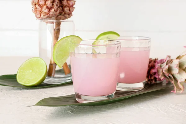 Cocktailgläser Mit Limette Baby Ananas Und Palmblättern Auf Weißem Tisch — Stockfoto