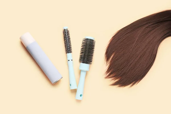 Brown Hair Brushes Spray Beige Background — Stock Photo, Image