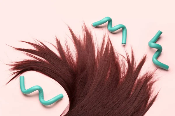 Červené Hnědé Vlasy Natáčkami Růžovém Pozadí — Stock fotografie