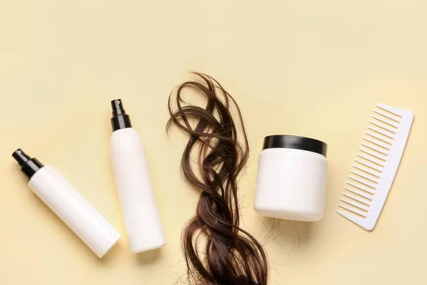 Kręcone Brązowe Włosy Produktami Kosmetycznymi Grzebień Żółtym Tle — Zdjęcie stockowe