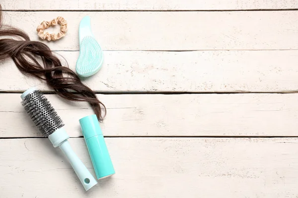 Curly Brown Hair Brushes Spray Scrunchy White Wooden Background — Stock Photo, Image