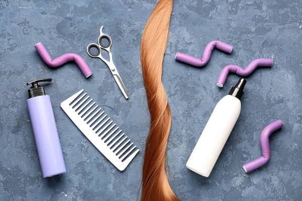 Zázvorové Vlasy Natáčkami Hřeben Nůžky Kosmetické Výrobky Grunge Pozadí — Stock fotografie