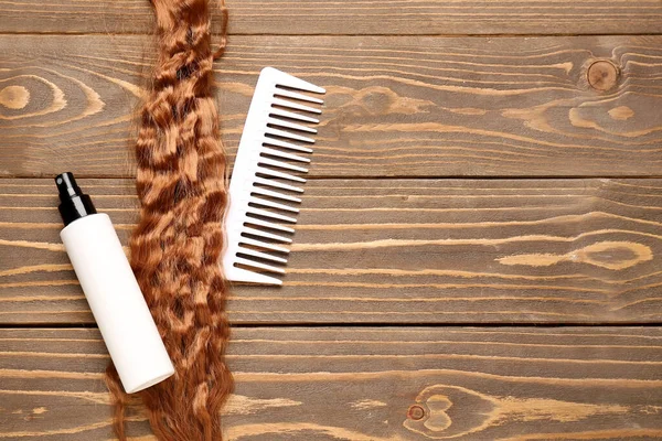 Curly Ginger Hair Comb Spray Wooden Background — Stock Photo, Image