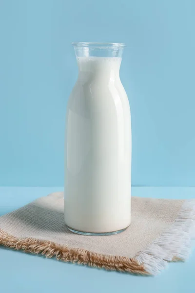 Fles Met Verse Melk Blauwe Achtergrond — Stockfoto