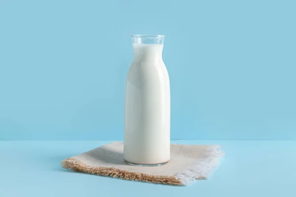 Fles Met Verse Melk Blauwe Achtergrond — Stockfoto