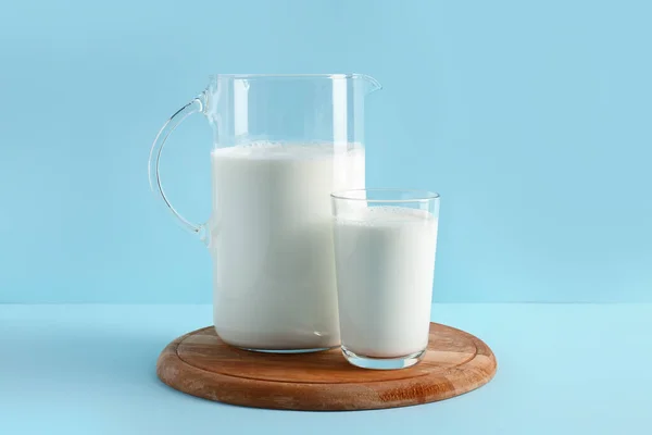 Грудаста Склянка Свіжим Молоком Синьому Фоні — стокове фото