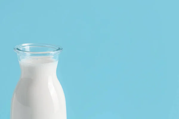 Flaska Med Färsk Mjölk Blå Bakgrund — Stockfoto