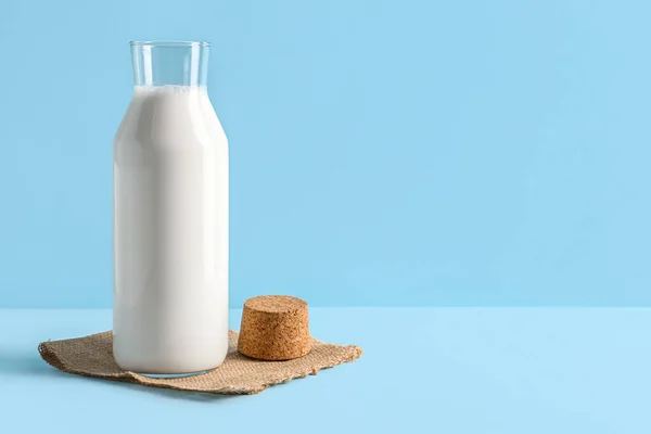 Пляшка Свіжим Молоком Синьому Фоні — стокове фото