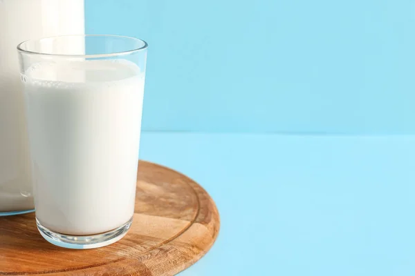 Kanna Och Glas Med Färsk Mjölk Blå Bakgrund — Stockfoto