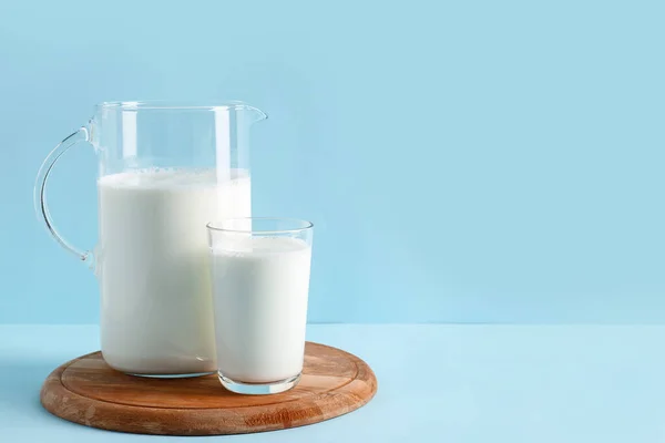 Kan Glas Met Verse Melk Blauwe Achtergrond — Stockfoto