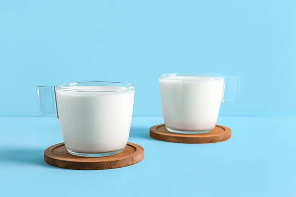 Glass Cups Fresh Milk Blue Background — Stock Photo, Image