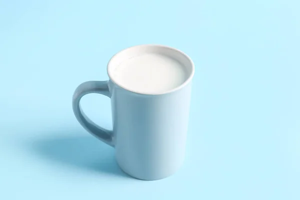 Beker Met Verse Melk Blauwe Achtergrond — Stockfoto