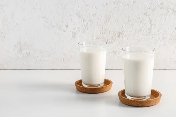 Bicchieri Con Latte Fresco Sfondo Bianco — Foto Stock
