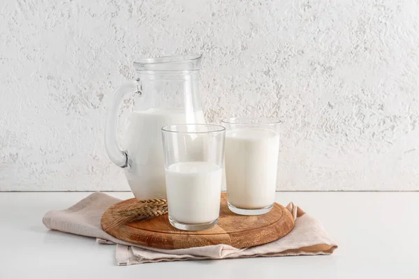 Kan Glazen Met Verse Melk Witte Achtergrond — Stockfoto