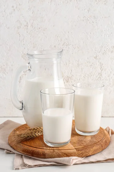 Caraffa Bicchieri Con Latte Fresco Sfondo Bianco — Foto Stock