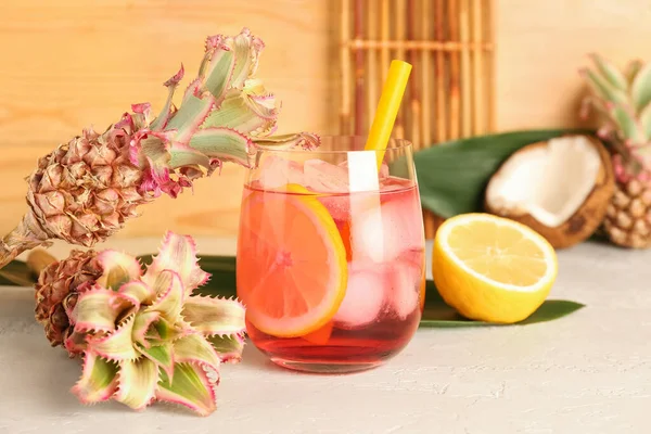 Glas Cocktail Met Citroen Mini Ananas Palmblad Tafel Close — Stockfoto