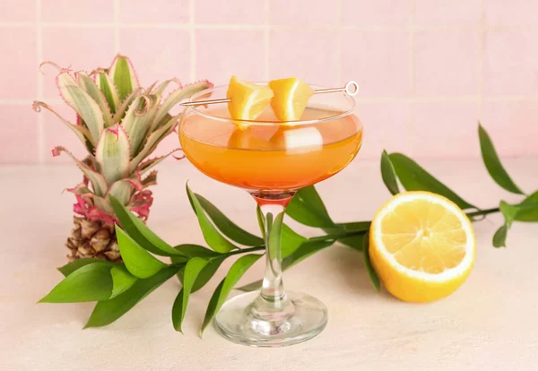 Glass Cocktail Lemon Mini Pineapple Plant Branch Table Pink Tile — Stock Photo, Image
