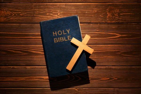 Biblia Santa Con Cruz Sobre Fondo Madera —  Fotos de Stock