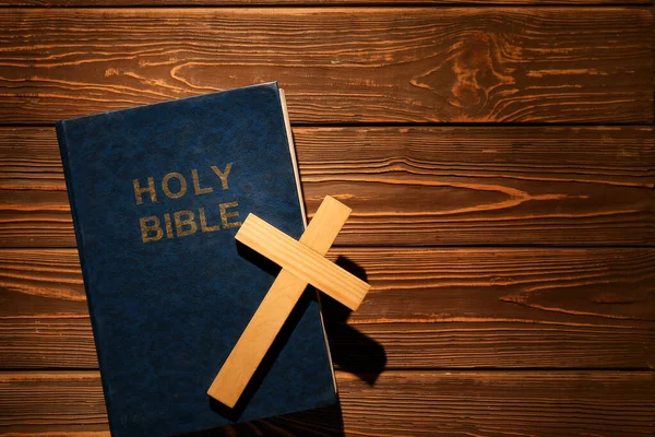 Святая Библия Крестом Деревянном Фоне — стоковое фото