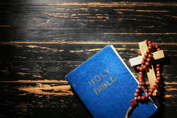Santa Biblia Con Cuentas Oración Cruz Sobre Fondo Madera Oscura — Foto de Stock