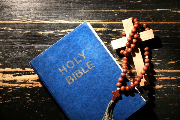 Bible Svatá Modlitebními Korálky Křížem Tmavém Dřevěném Pozadí — Stock fotografie