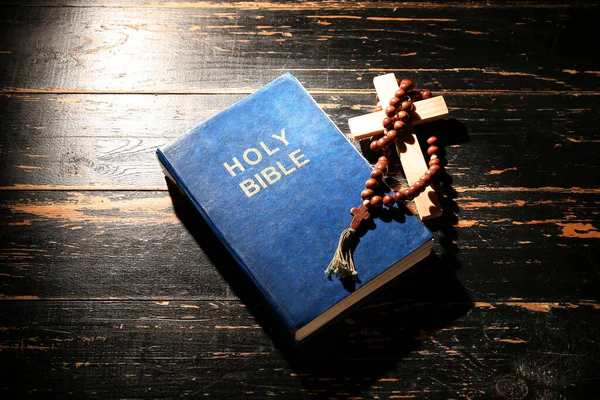 Heliga Bibeln Med Bönepärlor Och Kors Mörk Trä Bakgrund — Stockfoto