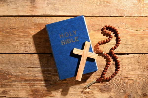 Santa Biblia Con Cuentas Oración Cruz Sobre Fondo Madera —  Fotos de Stock