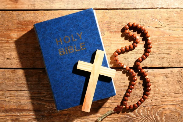 Bíblia Sagrada Com Contas Oração Cruz Fundo Madeira — Fotografia de Stock
