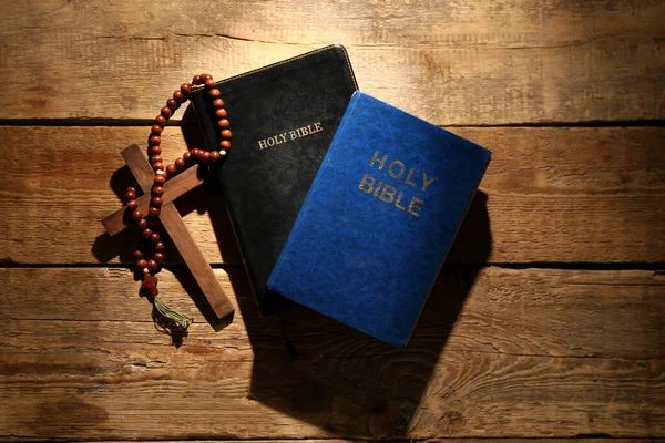 Bíblias Sagradas Com Contas Oração Cruz Fundo Madeira — Fotografia de Stock