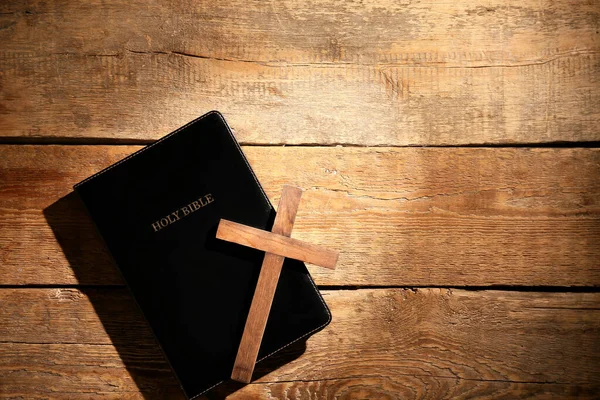 圣经上有木制背景的十字架 — 图库照片