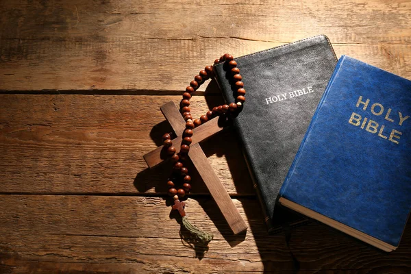 祈りのビーズと木製の背景に十字架と聖なる聖書 — ストック写真