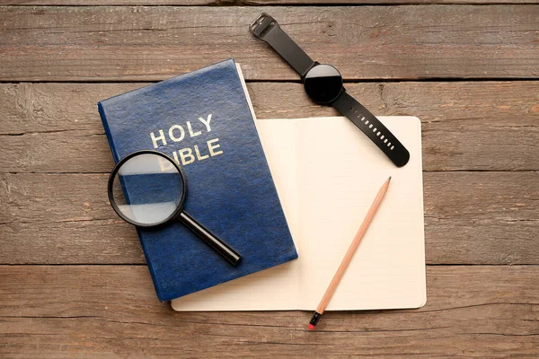 Santa Biblia Con Lupa Notebook Smartwatch Sobre Fondo Madera —  Fotos de Stock