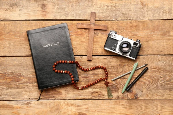 Bíblia Sagrada Com Câmera Fotográfica Canetas Contas Oração Cruz Fundo — Fotografia de Stock