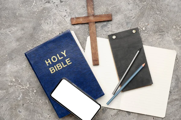 Santa Biblia Con Teléfono Móvil Cuadernos Cruz Sobre Fondo Grunge —  Fotos de Stock
