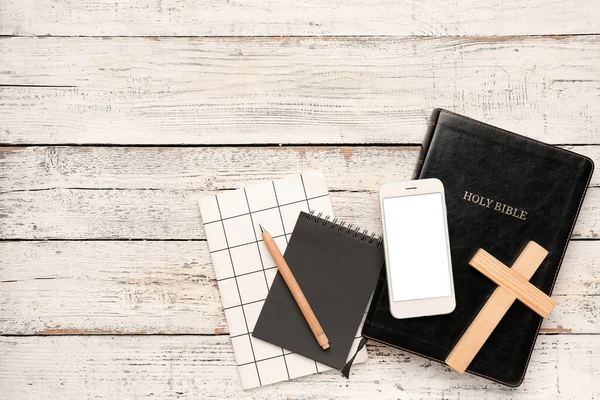 Bible Svatá Mobilním Telefonem Notebooky Křížem Bílém Dřevěném Pozadí — Stock fotografie