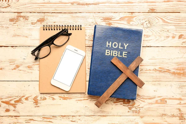 Szent Biblia Kereszt Mobiltelefon Szemüveg Notebook Fehér Háttér — Stock Fotó