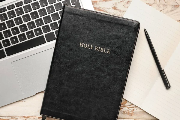 Holy Bible Notebook Laptop White Wooden Background — Stock Photo, Image