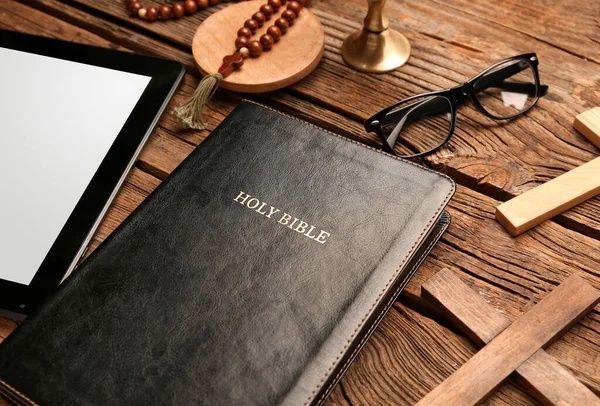 Santa Biblia Con Cuentas Oración Tableta Cruz Sobre Fondo Madera —  Fotos de Stock