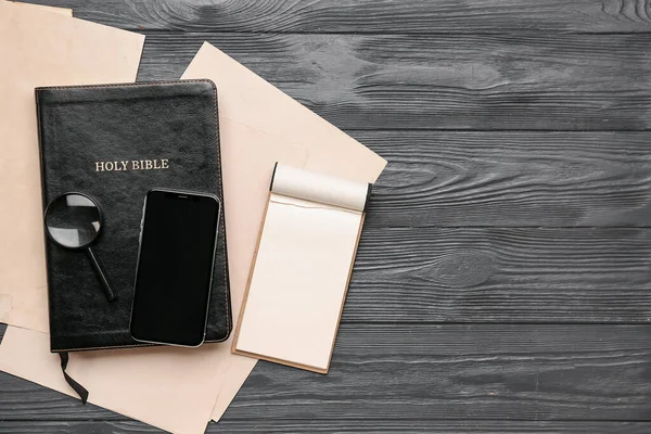 Bible Svatá Mobilním Telefonem Lupou Notebookem Papírovými Listy Tmavém Dřevěném — Stock fotografie