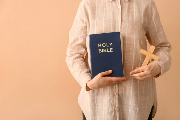 Mulher Com Bíblia Sagrada Cruz Fundo Bege Close — Fotografia de Stock