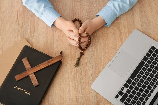 Kvinna Med Bönepärlor Kors Bibeln Och Laptop Träbord — Stockfoto