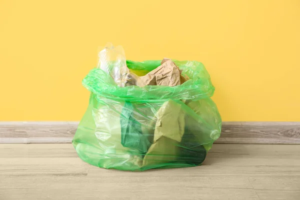 Saco Lixo Completo Perto Parede Amarela — Fotografia de Stock