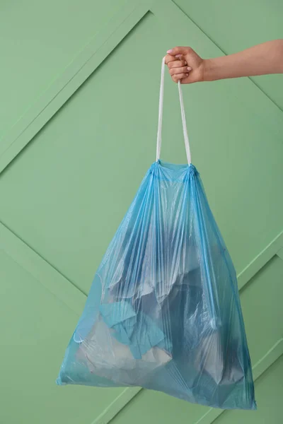 Γυναικείο Χέρι Που Κρατά Πλήρη Σακούλα Σκουπιδιών Πράσινο Φόντο — Φωτογραφία Αρχείου