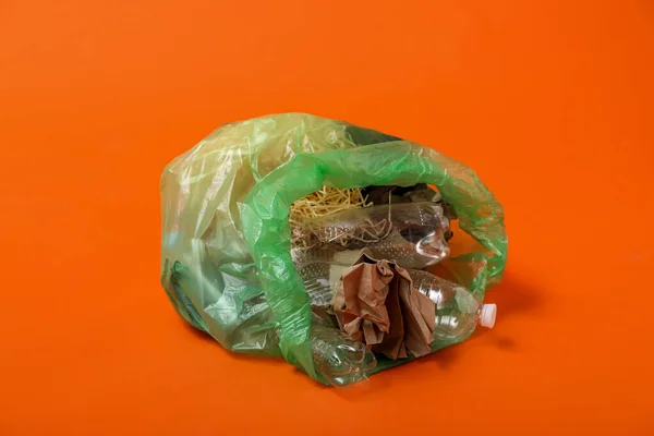 Odpadkový Pytel Různými Odpadky Oranžovém Pozadí — Stock fotografie