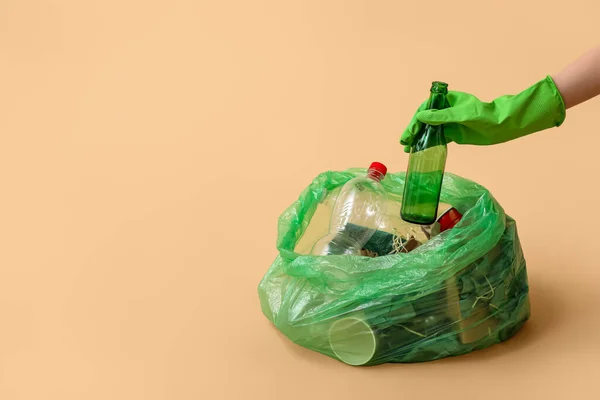 Weibliche Hand Gummihandschuh Steckt Glasflasche Müllsack Auf Beigem Hintergrund — Stockfoto
