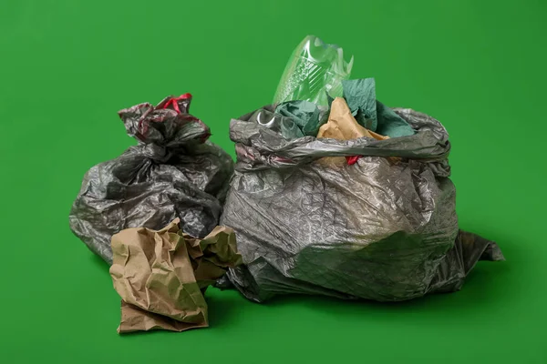 Volle Müllsäcke Auf Grünem Hintergrund — Stockfoto