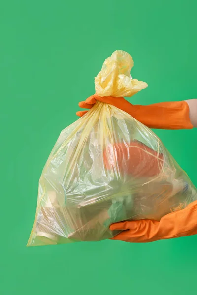 Weibliche Hände Gummihandschuhen Mit Vollem Müllsack Auf Grünem Hintergrund — Stockfoto