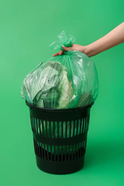 Mão Feminina Levando Saco Lixo Cheio Lixeira Fundo Verde — Fotografia de Stock