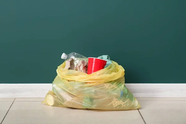 Volle Mülltüte Der Nähe Der Grünen Mauer — Stockfoto