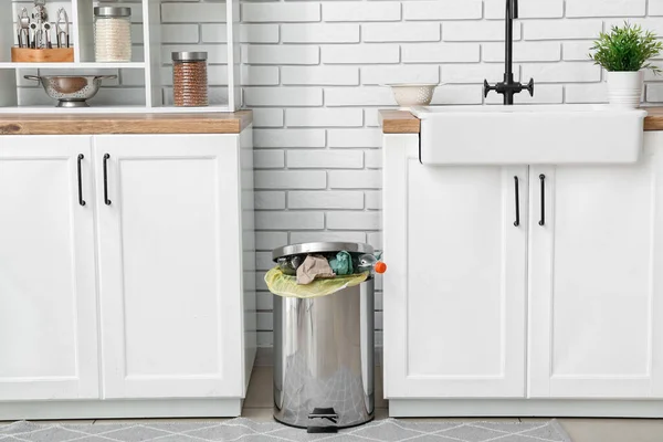 Tempat Sampah Penuh Bagian Dalam Dapur Modern — Stok Foto